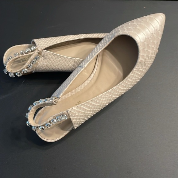 Guilhermina Flat Shoes Women Size 7 Slingbacks Cream EmbossedLeather Pointed Toe - Picture 1 of 13